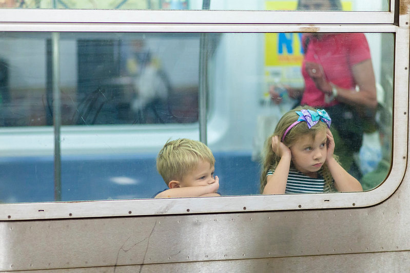 Bambini annoiati in treno e bambino iperattivo