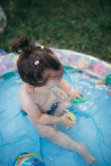 bambino piscina sviluppo motorio neonati