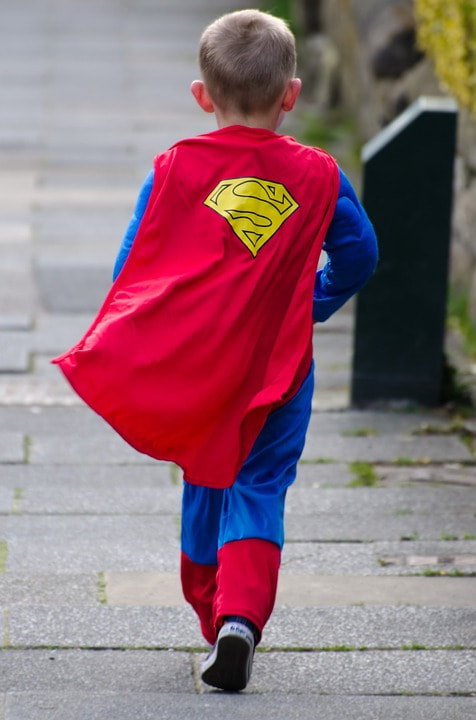 Bambino supereroe superman